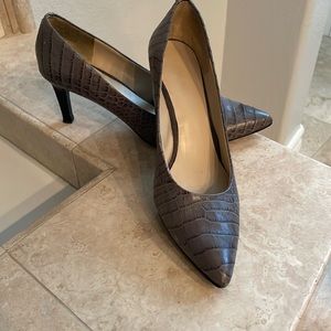 Pretty grey heels pumps